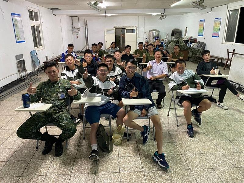 圖說二：企管系陳宗豪老師前往東引授課(檔案照)