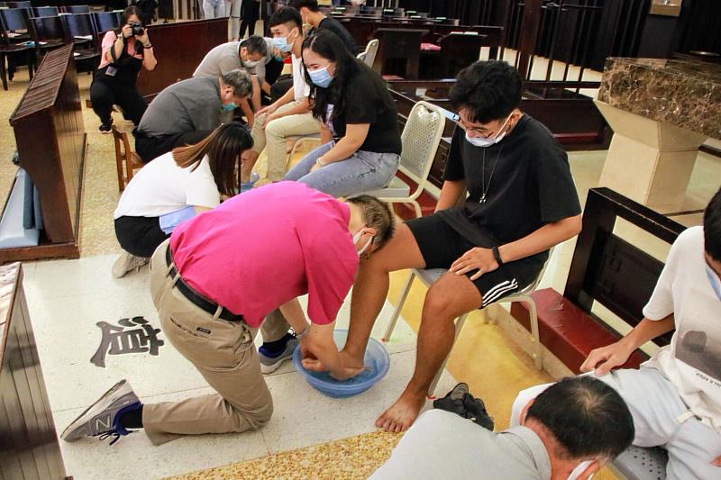 聖約翰科技大學舉辦幹部訓練營，由師長為同學洗腳的「濯足禮」作為精神傳承的象徵，是訓練營的最高潮。