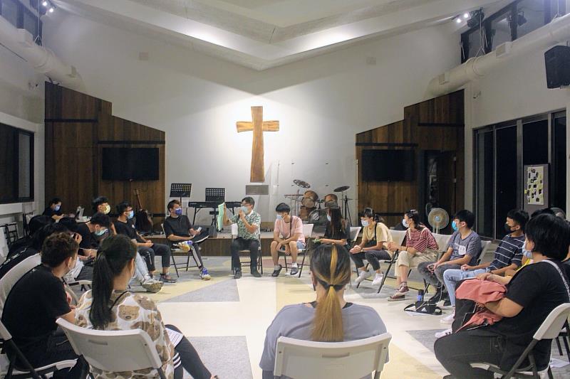 「約翰人咖啡館」活動，邀請劉峻凱學長帶領幹部進行演練及分享。