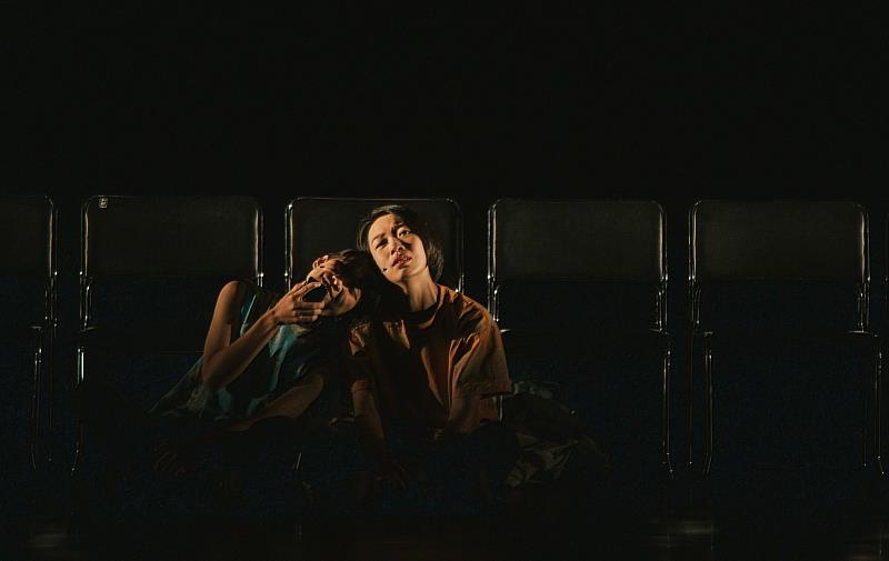 進港浪製作邀請演員胡書綿、黃思瑋，詮釋貫串全劇細膩的女性情感。圖片提供／廣藝基金會。