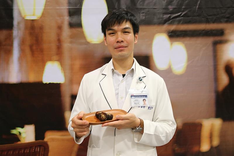花蓮慈院營養師陳昱升分享用「整根香蕉」製作而成的忘憂芭娜娜創意月餅。