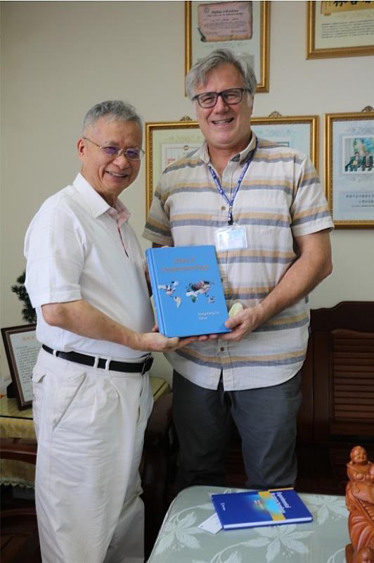 林昭庚教授致贈艾里克博士中醫針灸書籍。