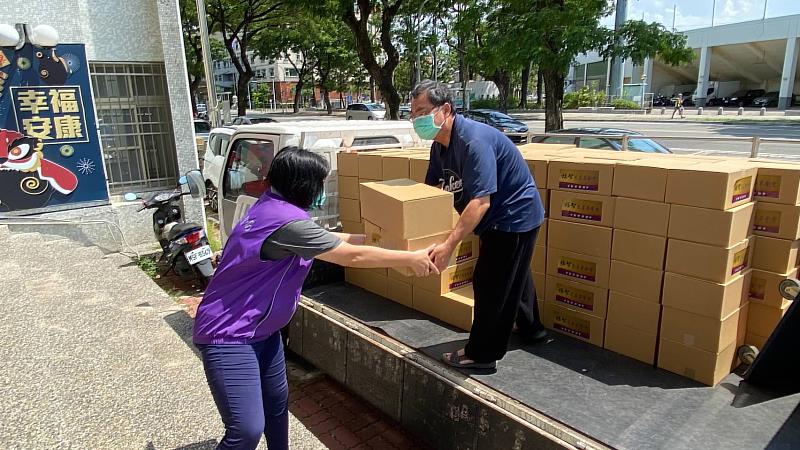 福智慈善基金會捐贈物資禮盒關懷弱勢民眾