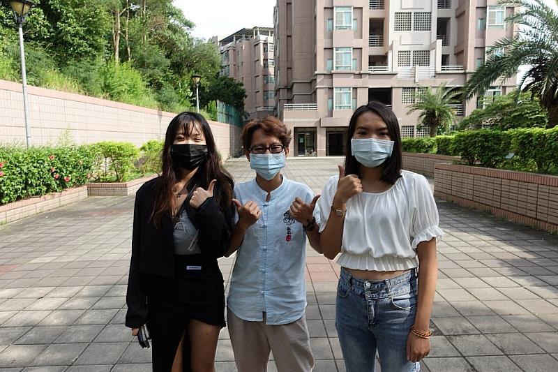 圖說二：潘書桓舍監員(中)與李雲霞(左)、及林彥彤(右)