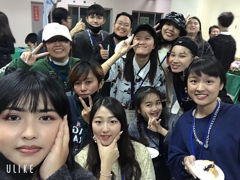 圖說三：潘書桓舍監員與樓民歡聚餐會(檔案照)