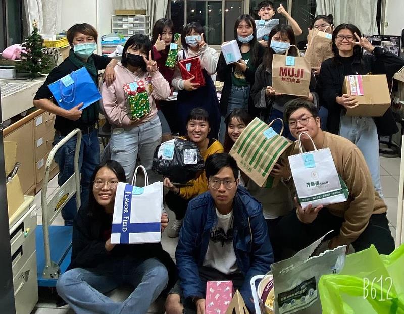 圖說四：潘書桓舍監員平安夜送幸福(檔案照)