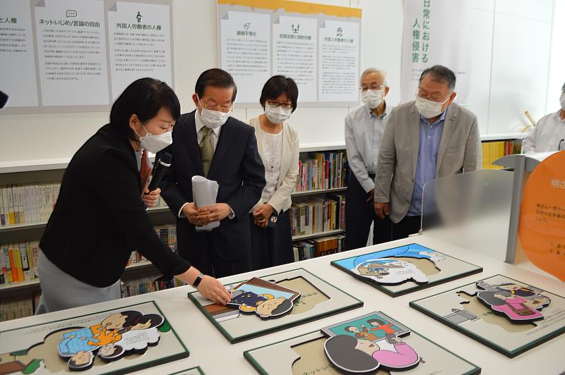 「SNET台灣」共同代表赤松美和子老師向駐日大使謝長廷介紹展示內容