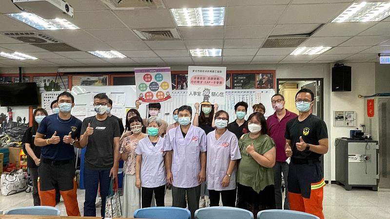 新北市消防局人事室、督察室、政風室等科室於前日共同啟動關懷列車，至各外勤消防分隊關懷消防人員日常工作情形，除向消防人員宣達攸關消防人員權益之人事業務、生活、勤務及廉政法治觀念外，其中更透過市府勞工局安排視障按摩師為消防人員按摩紓壓。
