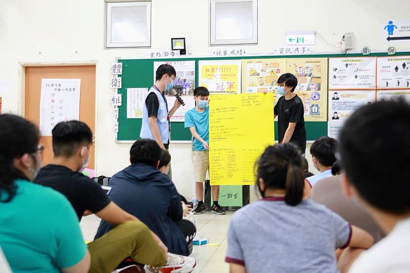 邀請劉峻凱學長返校帶領「世界咖啡館」活動，引導學弟妹探討大學生相關議題，桌長分享討論結果'.