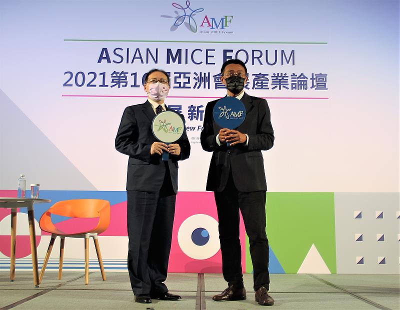 2021 AMF今日於線上播出，圖為外貿協會副秘書長王熙蒙(左)及經濟部國際貿易局副局長李冠志(右)