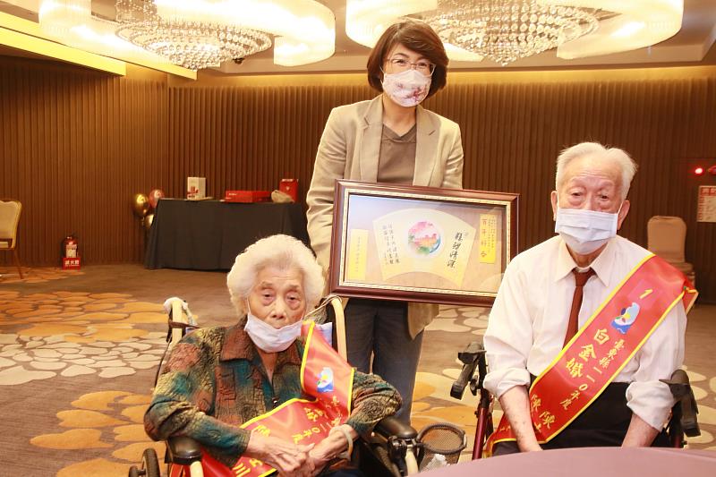 結婚超過70年的陳世川夫妻接受饒縣長表揚與合影