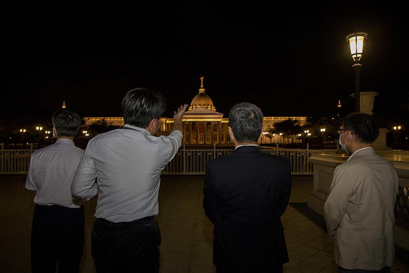文化部長李永得（右2）參訪奇美博物館夜間照明情形