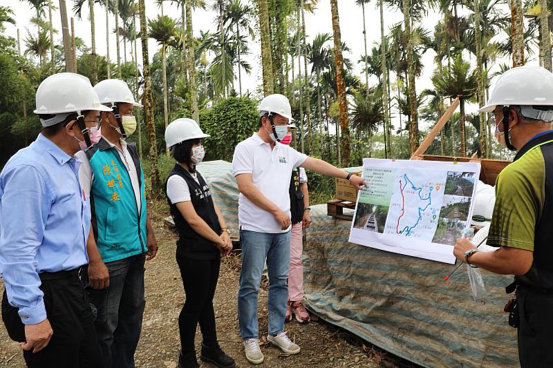 翁縣長視察竹崎阿拔泉山稜線步道景觀營造計畫工程