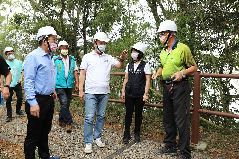 翁縣長視察竹崎阿拔泉山稜線步道景觀營造計畫工程