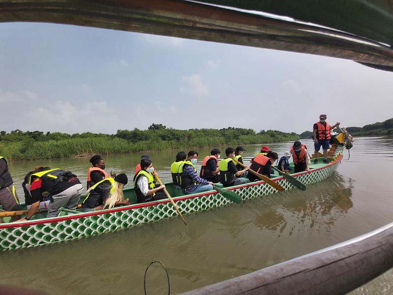 南華大學國際生低碳環保之旅，於朴仔溪划龍舟取水檢測。