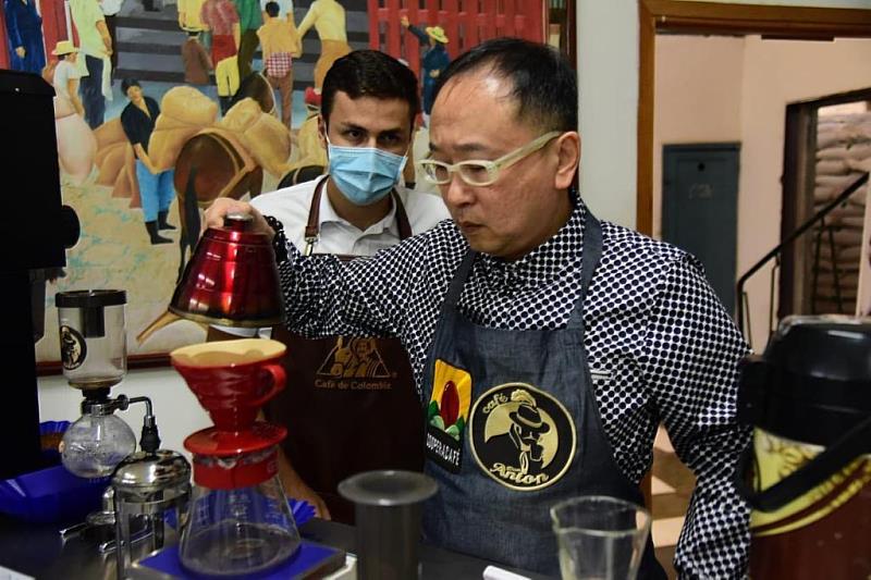 咖啡專家顏照總經理指導哥倫比亞咖啡協會剪影。