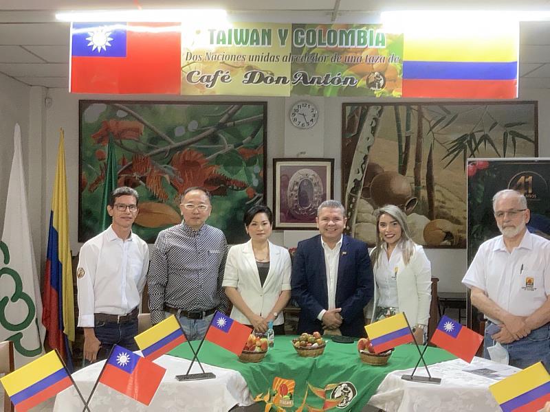 駐哥倫比亞張幼慈代表(左三)與培瑞茲參議員(右三)及哥國咖啡協會代表共同主持交流計畫開幕儀式。