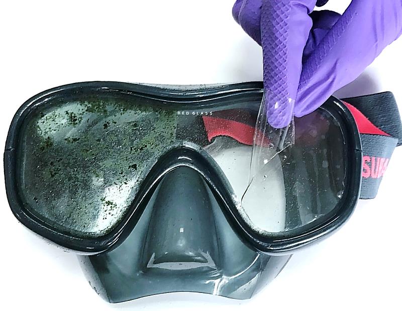 塗佈於蛙鏡上之抗藻測試比較: 左半部未塗佈; 右半部塗佈仿生抗藻塗層，呈現優異的抗藻效果。