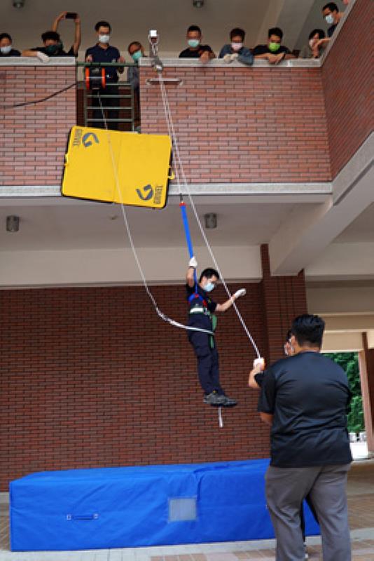 大葉大學消防學程指導學員實際操作緩降機