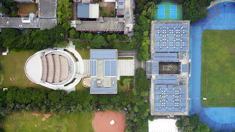 中央大學打造友善綠色校園，在館舍樓頂設置太陽光電板，為地球永續發展盡一份心力。