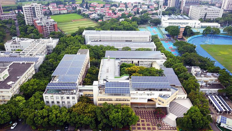中央大學太陽光電之設計總面積達2,642峰瓩 (kWp) ，為友善地球綠色指標學校之一。