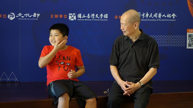 手語教學研究者顧玉山與聾小孩李宥慶進行詩手語的對話