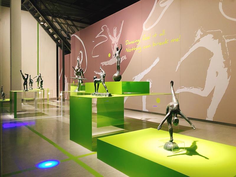 國美館空橋藝術櫥窗-躍動吧！青春：蒲添生雕塑作品展一隅