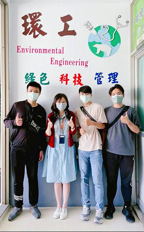 崑大環工系應屆畢業生經濟部工業局公職招考搶下3席，左至右為鄭博恩、許蕙琳主任、陳品彥、林堉祺