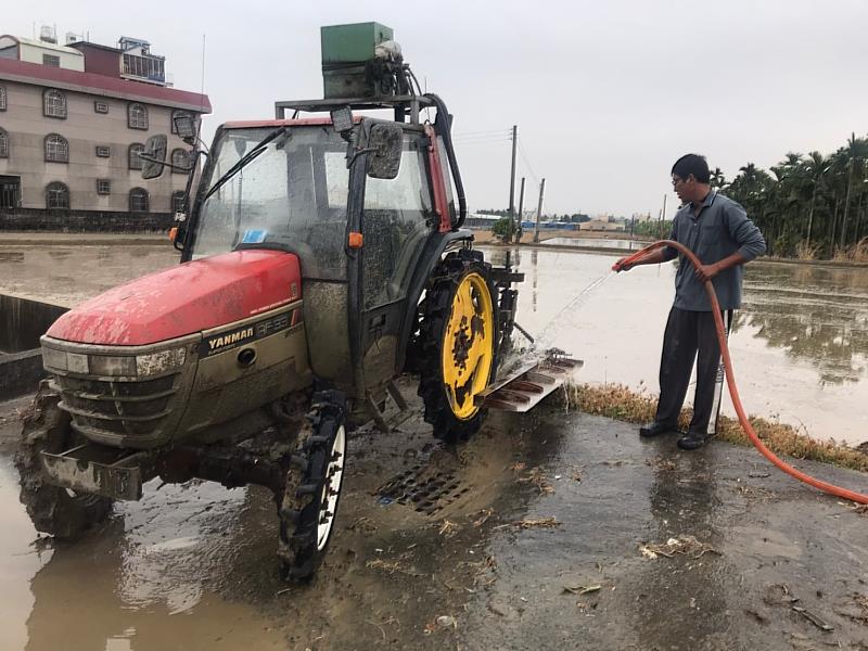 農機清洗再上路  道路淨淨淨
