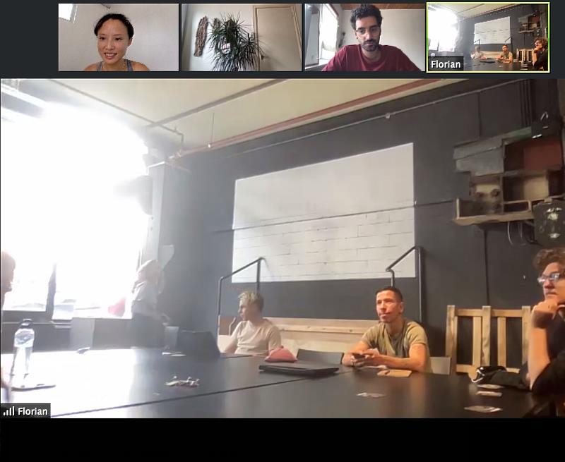 藝術家定期會議討論創作進度