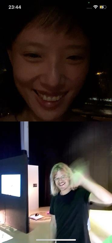 V2_策展人透過視訊請藝術家介紹作品