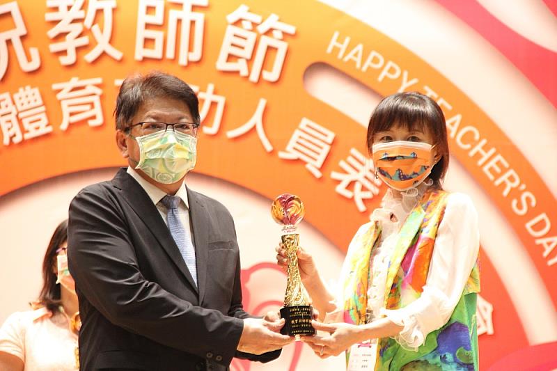 屏東縣110年教師節表揚大會暨體育有功人員表揚 潘縣長:感謝為屏東努力
