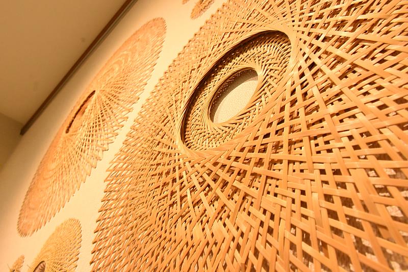興大藝術中心現正展出「竹的樂章—林秀鳳竹編創作展」。