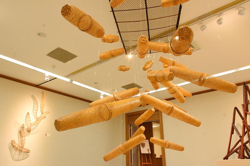 興大藝術中心現正展出「竹的樂章—林秀鳳竹編創作展」。