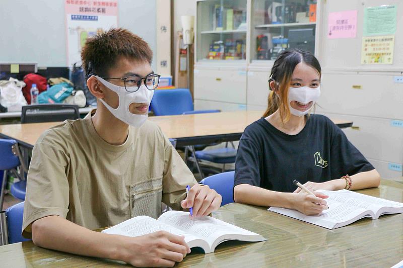 透明口罩打造友善校園，微笑零距離。