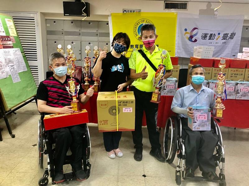 身心障礙保齡球運動會，家屬志工一齊瞄準快樂人生