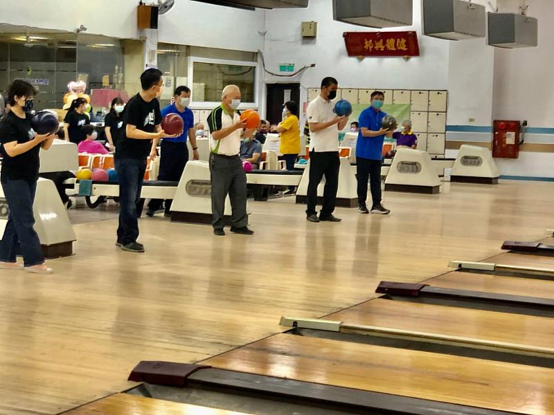 身心障礙保齡球運動會，家屬志工一齊瞄準快樂人生