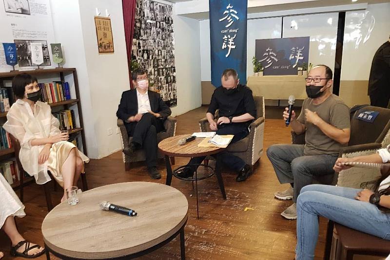 1100925當代客家文藝沙龍首場論壇講座，客家委員會主任委員楊長鎮（左2）與來賓交流客家流行音樂議題。