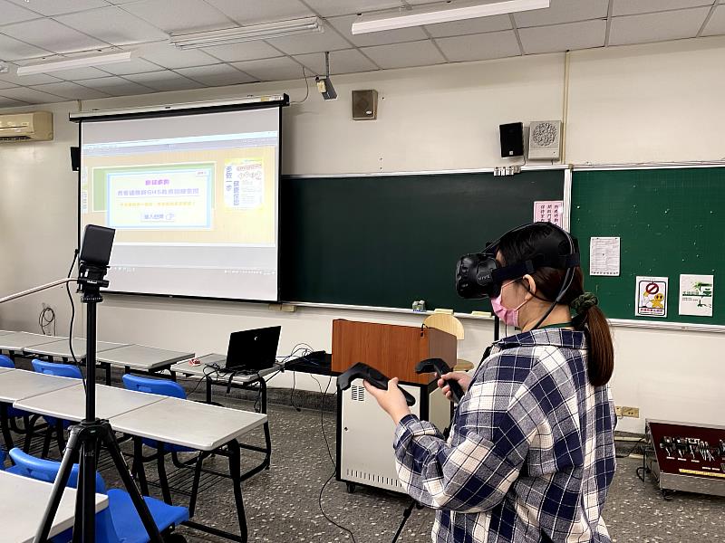 中臺科大環安系辦理實境安全衛生體驗訓練-學員進行化學品安全VR(虛擬實境)體驗