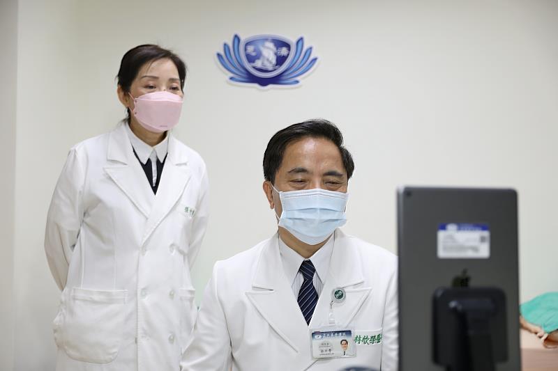 花蓮慈院林欣榮院長表示，很感恩張中興主任願意到澎湖，補強離島地區的醫療資源不足，讓澎湖鄉親省去舟車勞頓，也能在當地解決皮膚問題。