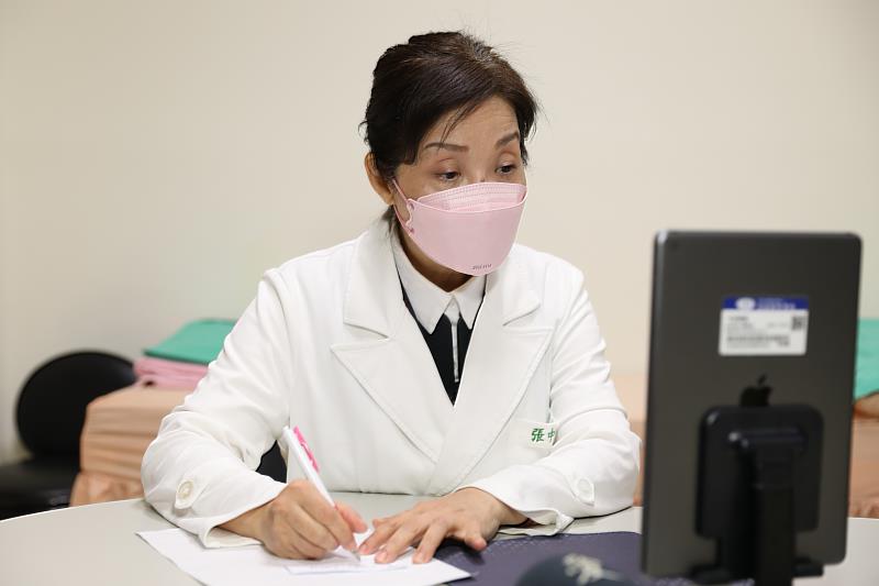 花蓮慈院皮膚醫學中心主任張中興透過遠距視訊診療方式，為澎湖病人看診。