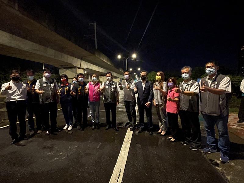 本次市府團隊視察的重點項目為「人因智慧路燈照明系統」，此項應用是遠傳與桃園市攜手，結合光寶技術合作所打造創新應用。