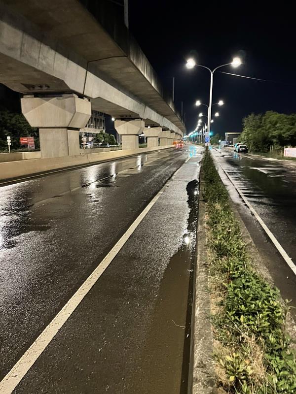 「人因智慧路燈照明系統」透過輝度偵測判斷道路表面反射狀態，依天候條件自動變換路燈光型。