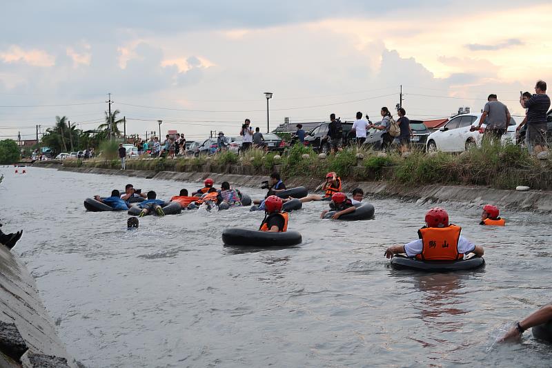 高雄市農業局推出的農村奧運漂漂河體驗適合盛夏消暑