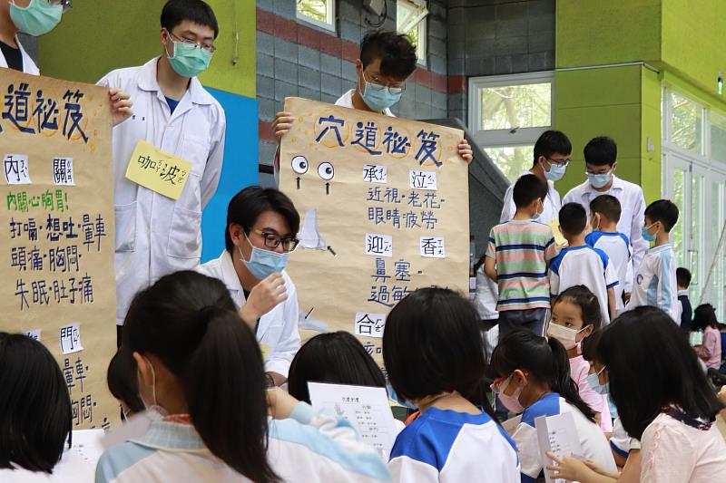 長庚大學學生組成黑熊醫院志工隊，希望讓小朋友們不再畏懼醫院和看醫生。(拍攝於2021年4月)