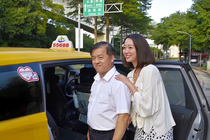 大車隊提供長者便利搭車管道，透過「24小時客服中心」、「路邊攔車」選擇【敬老愛心識別車貼】乘車、或開啟「55688 APP」