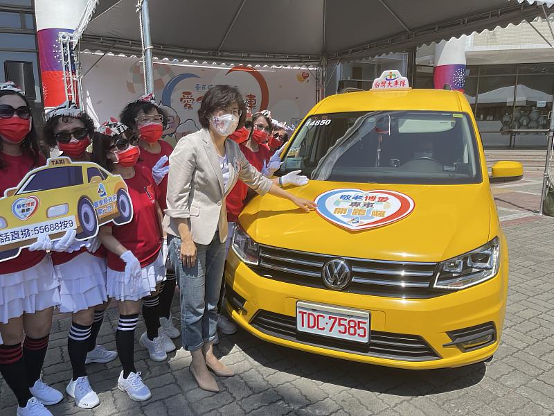 台東縣長饒慶鈴表示，為提供長者和身障朋友計程車優惠，自10月1日起持「台東卡」乘車，每趟車資最高可直接折抵72元