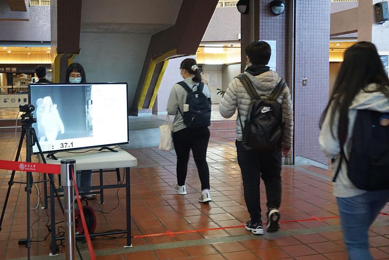東吳大學10月6日起採線上實體雙軌制，兩校區共出動三台紅外線熱像儀