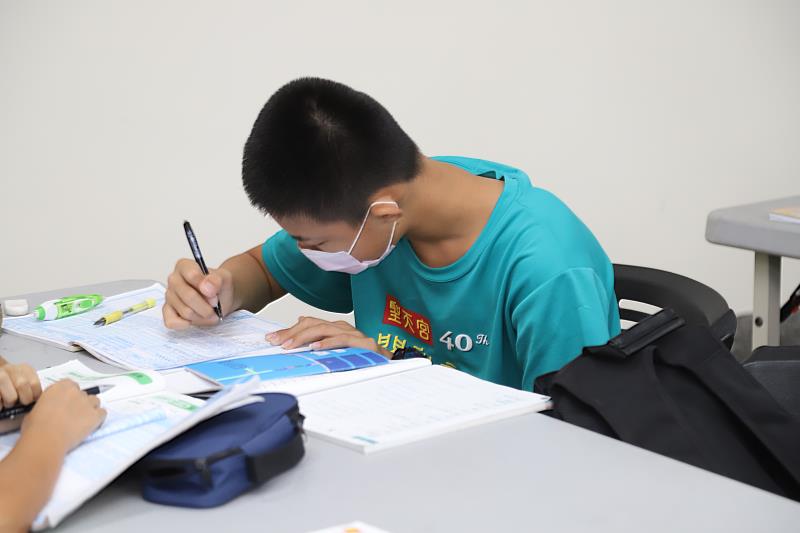 校園增設夜間照明 照亮晚自習學子回家路