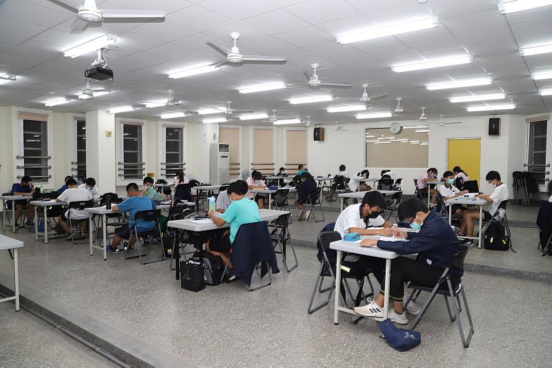 校園增設夜間照明 照亮晚自習學子回家路
